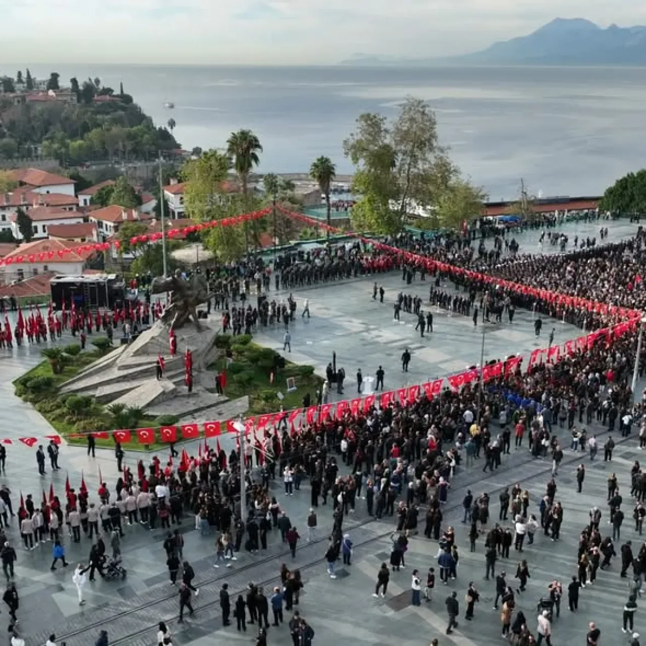 Antalya'da 09.05'te Hayat Durdu: Atatürk 87. Yılında Saygı ve Özlemle Anıldı Antalya'da 09.05'te Hayat Durdu: Atatürk 87. Yılında Saygı ve Özlemle Anıldı