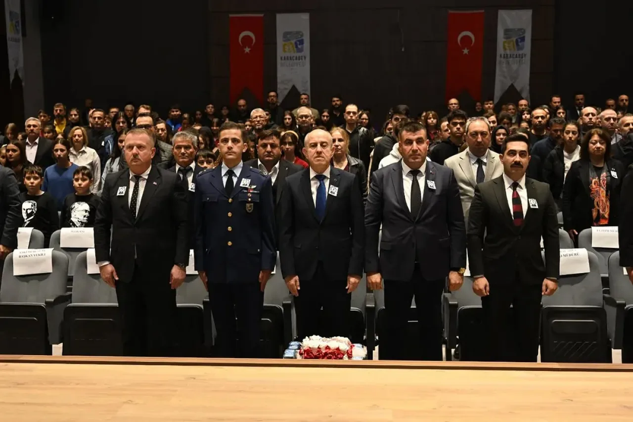 Karacabey'de 10 Kasım Atatürk'ü Anma Töreni Duygusal Anlara Sahne Oldu Karacabey'de 10 Kasım Atatürk'ü Anma Töreni Duygusal Anlara Sahne Oldu