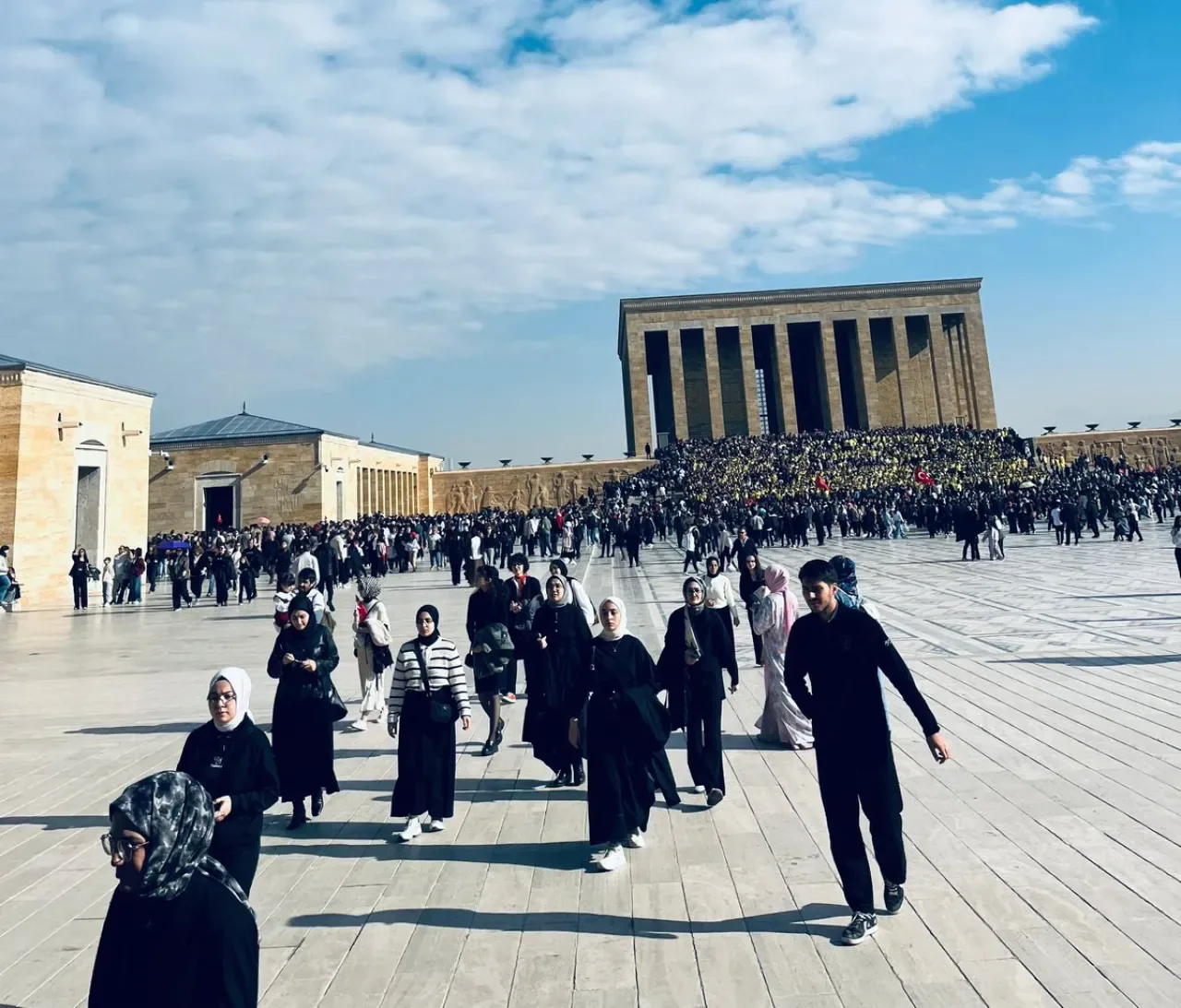 Başörtülü Genç Kadınların Anıtkabir Ziyareti: Atatürk Birleştirici Değerdir Başörtülü Genç Kadınların Anıtkabir Ziyareti: Atatürk Birleştirici Değerdir