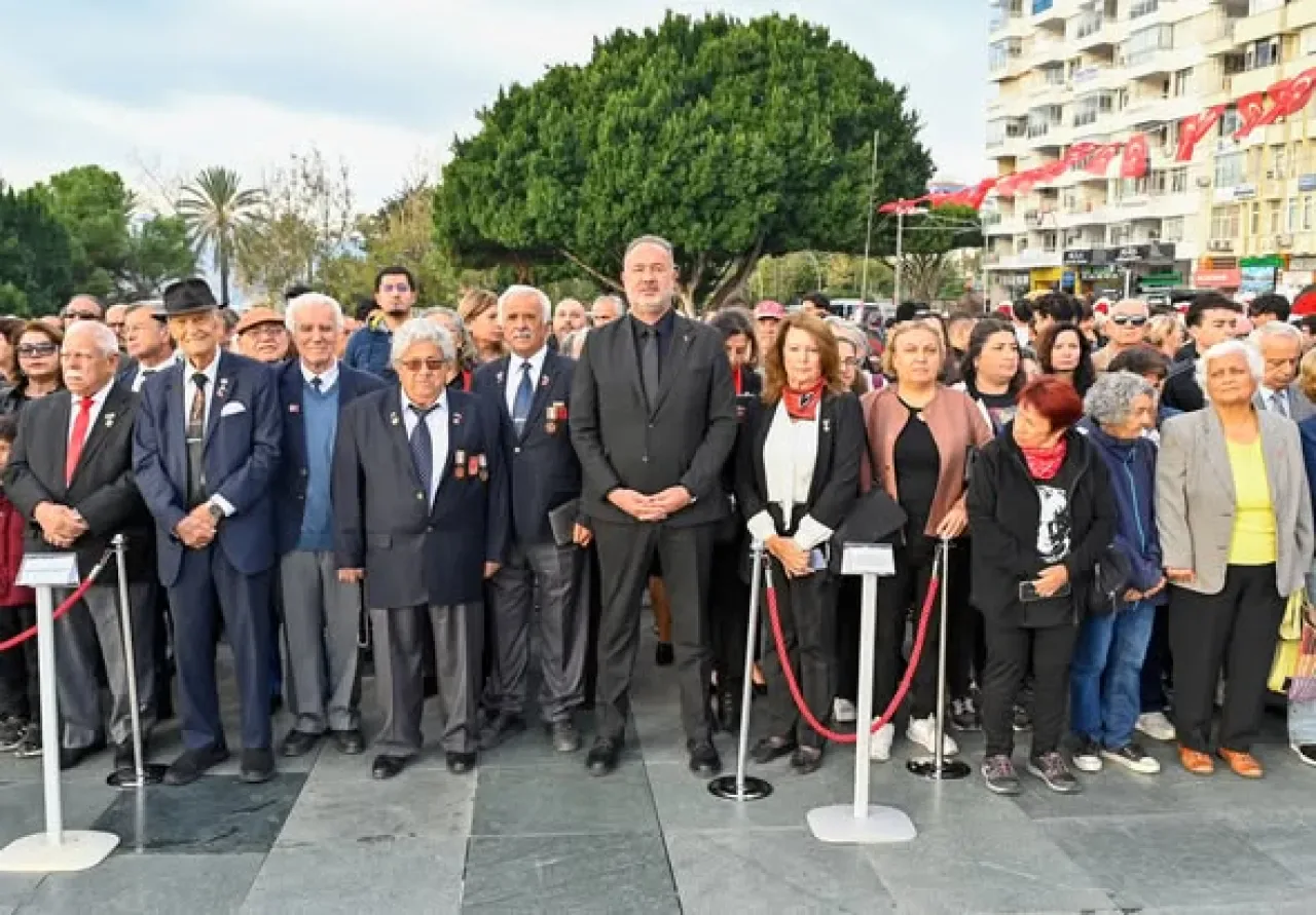 10 Kasım'da Antalya'da Atatürk'ü Anma Töreni Düzenlendi 10 Kasım'da Antalya'da Atatürk'ü Anma Töreni Düzenlendi