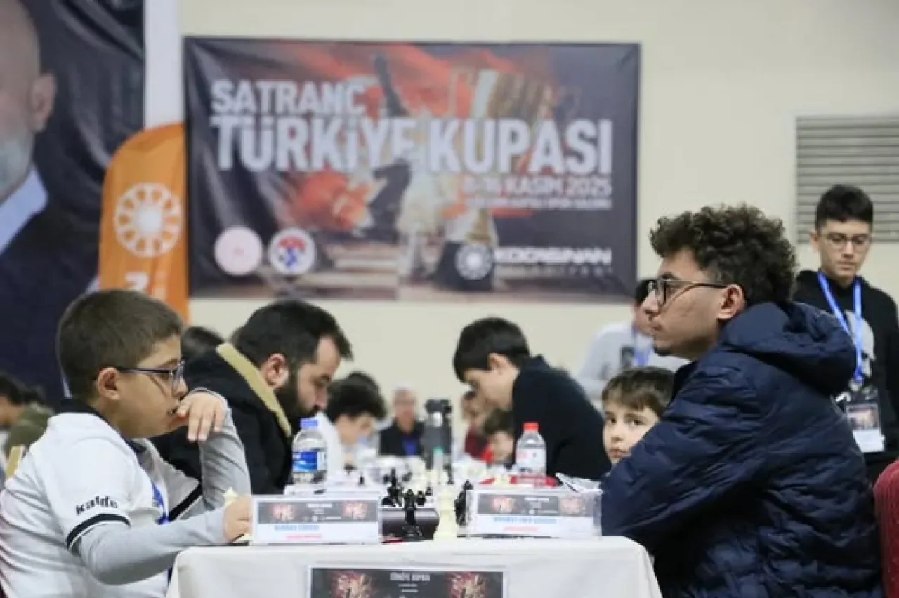 Satranç Türkiye Kupası Kayseri'deki Atatürk Spor Salonu'nda Devam Ediyor Satranç Türkiye Kupası Kayseri'deki Atatürk Spor Salonu'nda Devam Ediyor