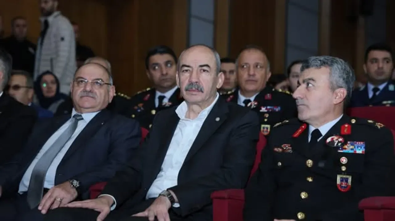 Kayseri'de 10 Kasım Atatürk'ü Anma Töreni Duygu Dolu Anlara Sahne Oldu Kayseri'de 10 Kasım Atatürk'ü Anma Töreni Duygu Dolu Anlara Sahne Oldu