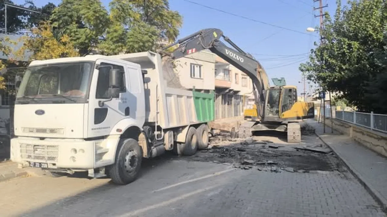 Araban Belediyesi, Turgut Özal Mahallesi'nde Sıcak Asfalt Çalışması Başlatıyor Araban Belediyesi, Turgut Özal Mahallesi'nde Sıcak Asfalt Çalışması Başlatıyor