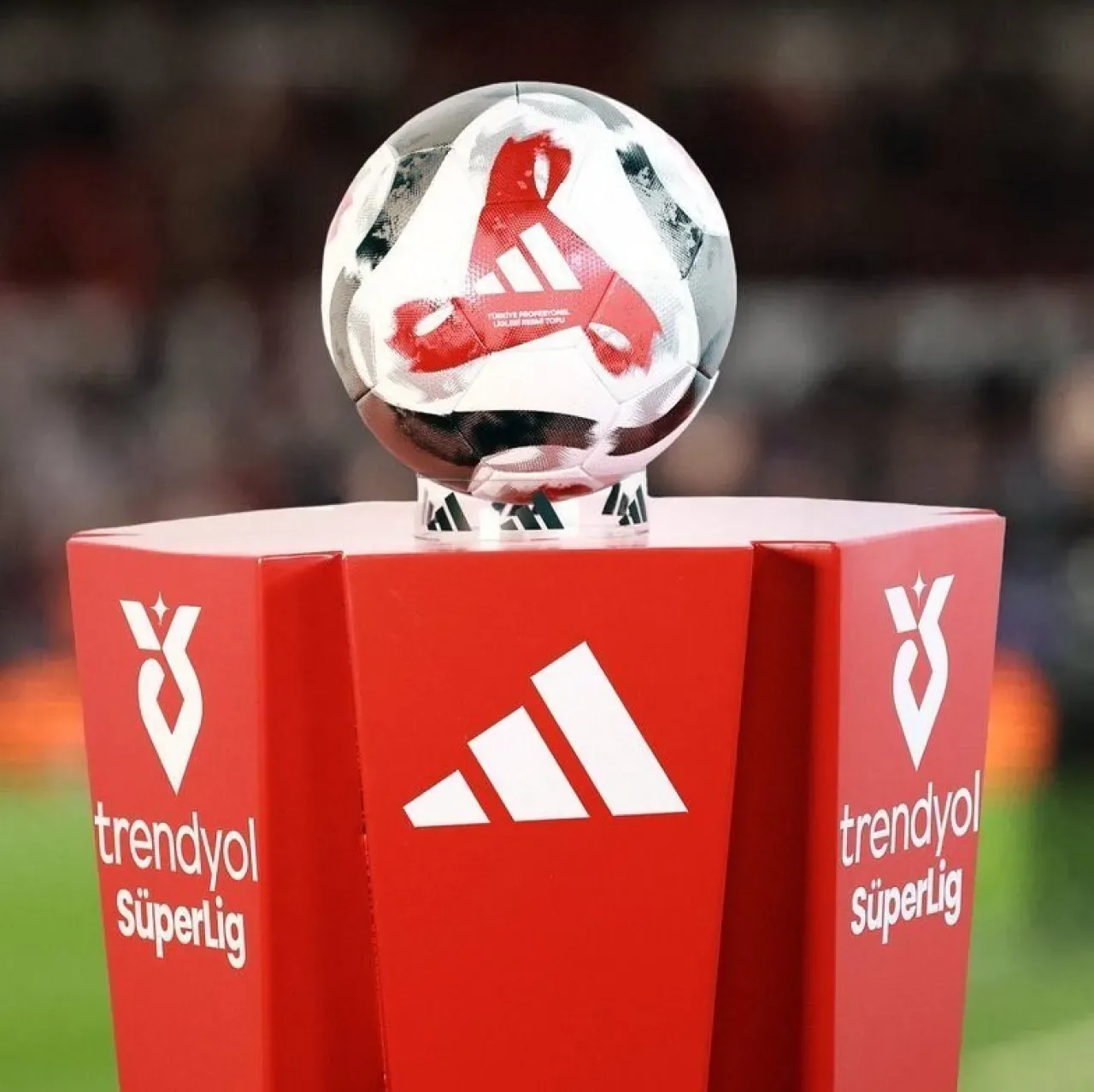 Süper Lig'de Şampiyonluk Oranları Açıklandı: Galatasaray Açık Ara Favori Süper Lig'de Şampiyonluk Oranları Açıklandı: Galatasaray Açık Ara Favori