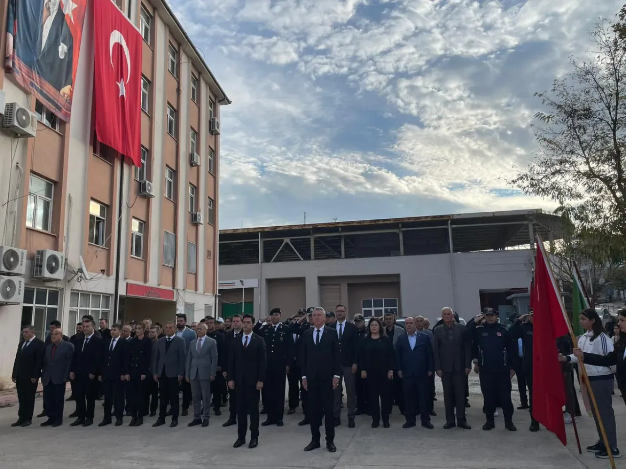 Harmancık'ta 19 Mayıs Atatürk'ü Anma, Gençlik ve Spor Bayramı Kutlamaları Başladı Harmancık'ta 19 Mayıs Atatürk'ü Anma, Gençlik ve Spor Bayramı Kutlamaları Başladı
