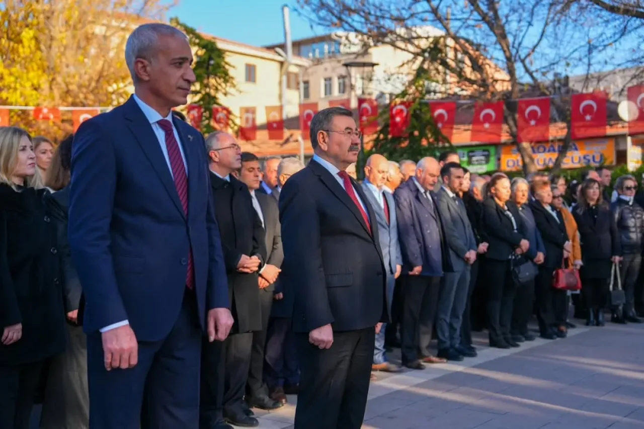 Gölbaşı'nda 10 Kasım Atatürk'ü Anma Töreni Düzenlendi Gölbaşı'nda 10 Kasım Atatürk'ü Anma Töreni Düzenlendi
