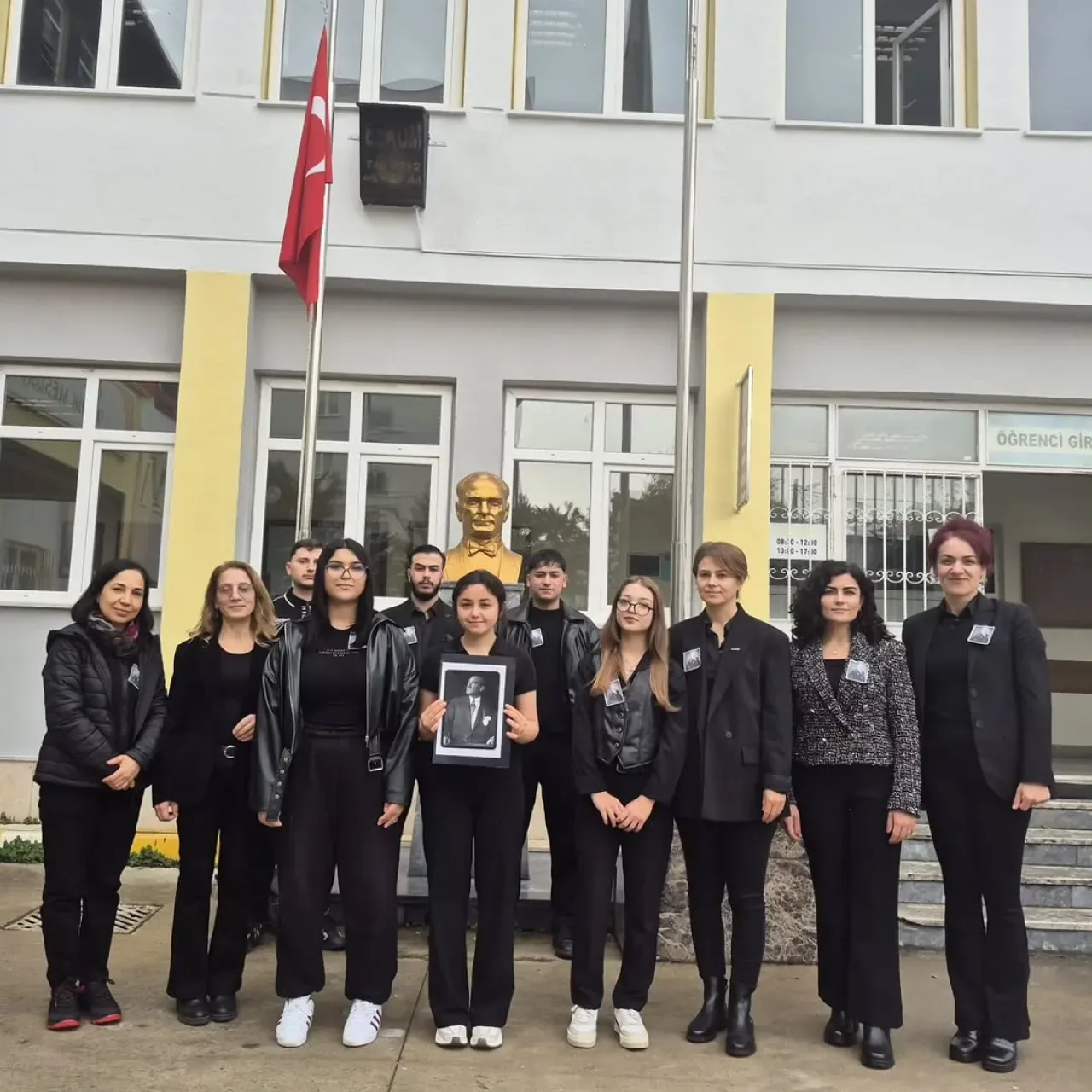 10 Kasım'da Atatürk'ü Anma Törenleri: Cumhuriyet'in Işığı Yol Göstermeye Devam Ediyor 10 Kasım'da Atatürk'ü Anma Törenleri: Cumhuriyet'in Işığı Yol Göstermeye Devam Ediyor