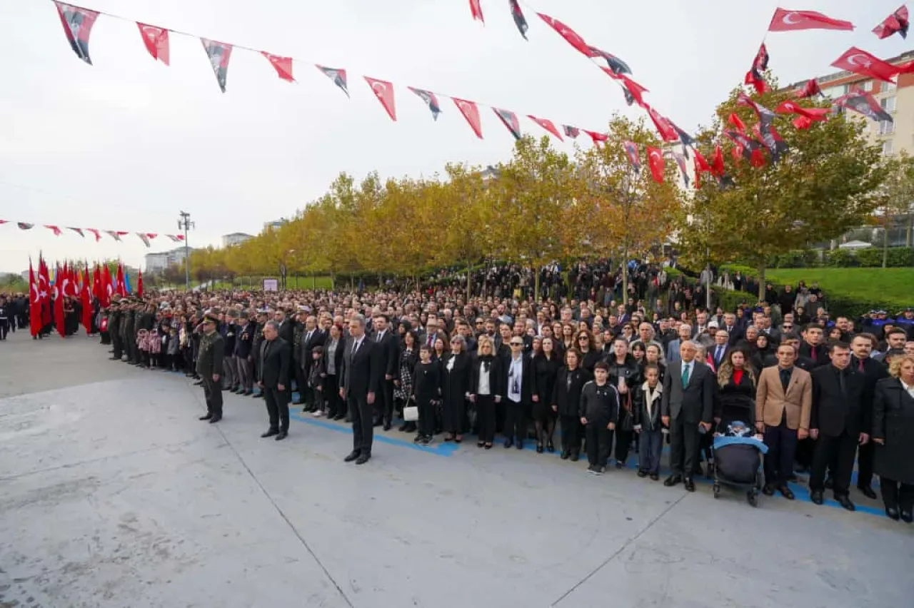Beylikdüzü'nde 10 Kasım Atatürk'ü Anma Töreni Beylikdüzü'nde 10 Kasım Atatürk'ü Anma Töreni