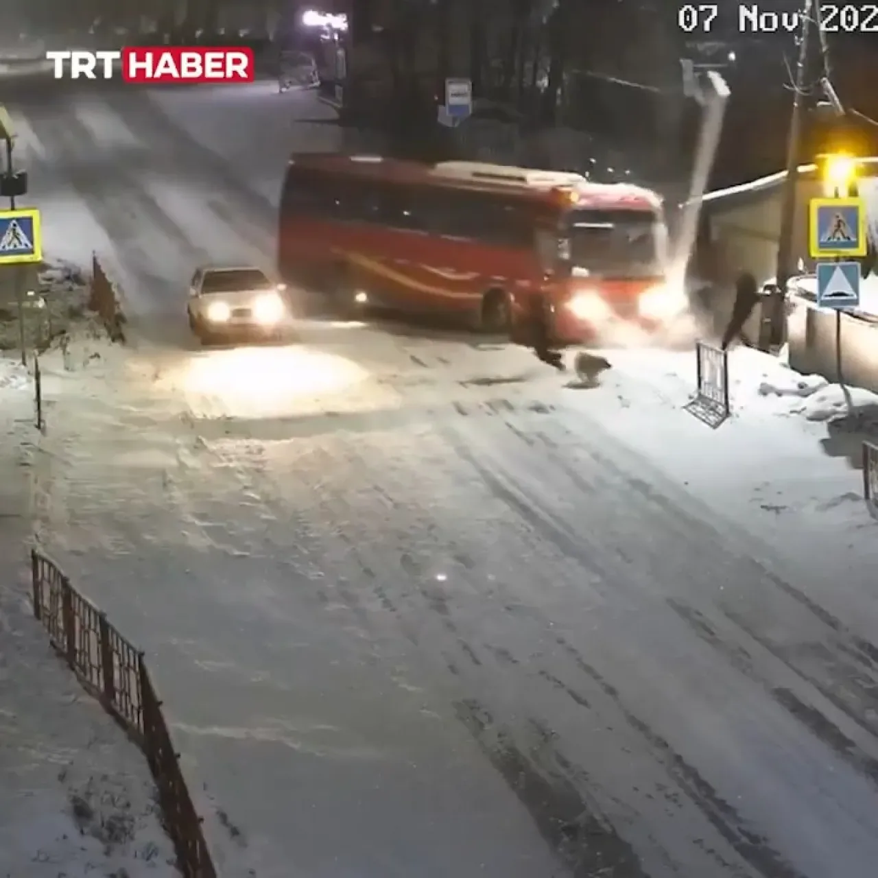 Rusya'da Kontrolünü Kaybeden Otobüs Elektrik Direğine Çarptı: Yayalar Son Anda Kurtuldu Rusya'da Kontrolünü Kaybeden Otobüs Elektrik Direğine Çarptı: Yayalar Son Anda Kurtuldu