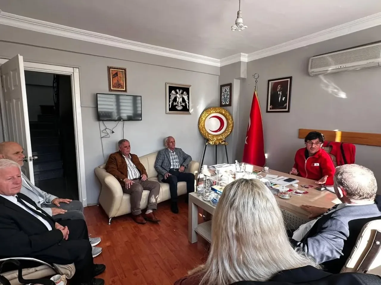 Türk Kızılay Eyüpsultan Şubesine Üsküp Brezalılar Derneği'nden Anlamlı Ziyaret Türk Kızılay Eyüpsultan Şubesine Üsküp Brezalılar Derneği'nden Anlamlı Ziyaret