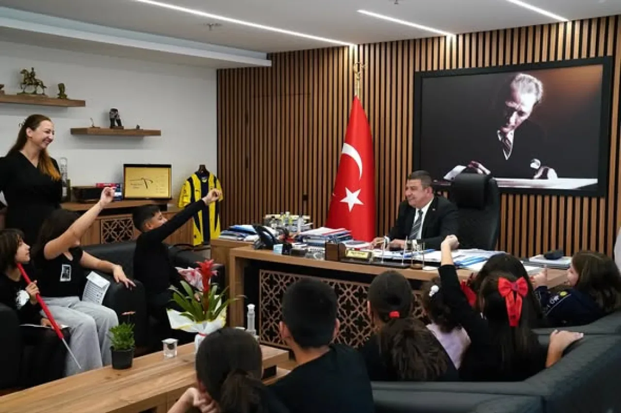 Tire Belediyesi Çocuk Korosu'ndan Başkan Okuroğlu'na Anlamlı Ziyaret Tire Belediyesi Çocuk Korosu'ndan Başkan Okuroğlu'na Anlamlı Ziyaret