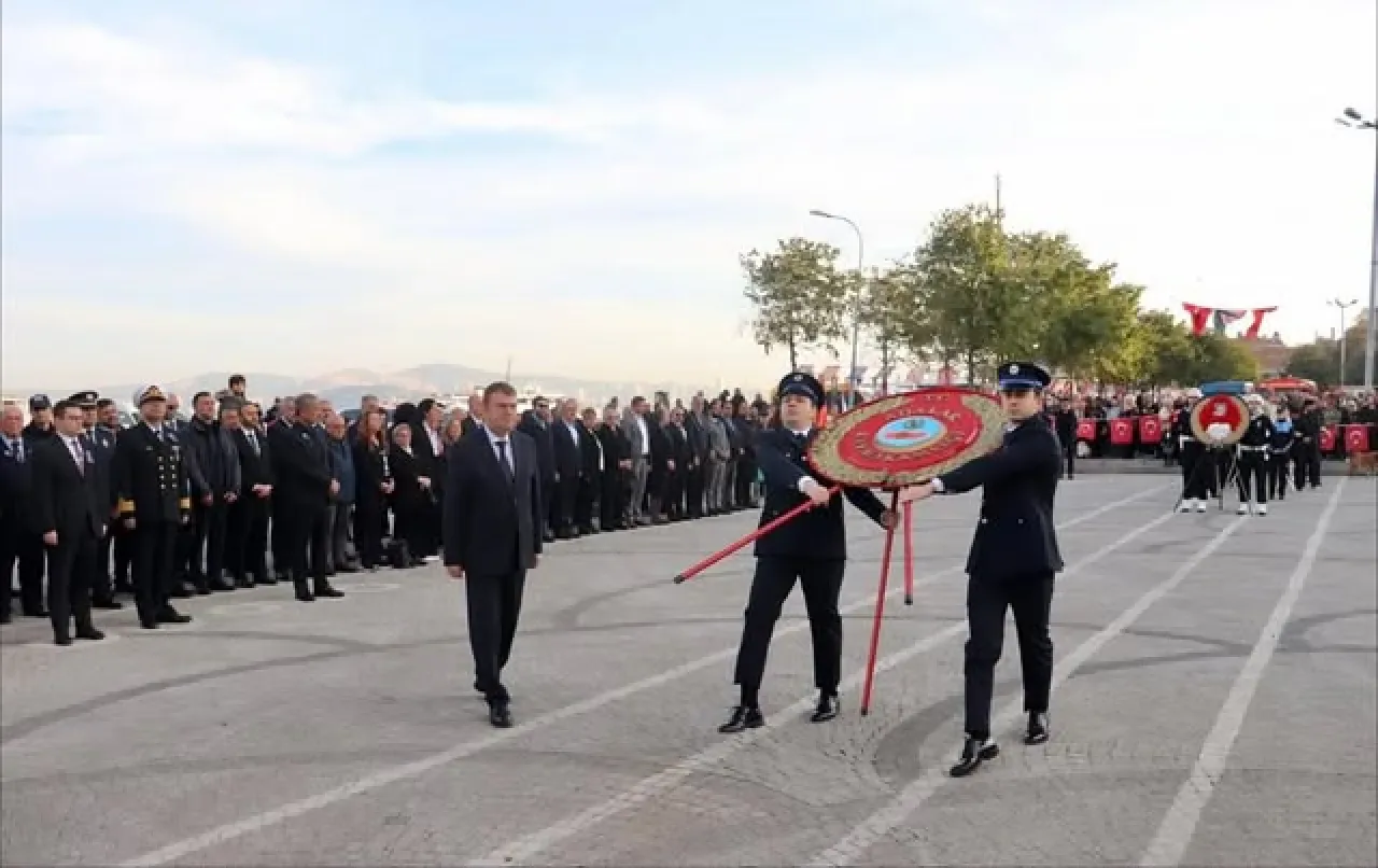 Adalar'da 10 Kasım Atatürk'ü Anma Töreni Düzenlendi Adalar'da 10 Kasım Atatürk'ü Anma Töreni Düzenlendi