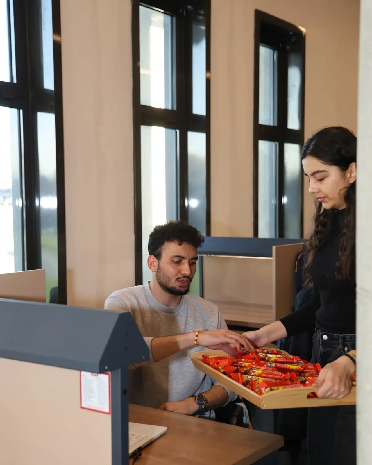 İZÜ Rektörlüğü Vize Haftasında Öğrencileri Kütüphanede Ziyaret Etti İZÜ Rektörlüğü Vize Haftasında Öğrencileri Kütüphanede Ziyaret Etti
