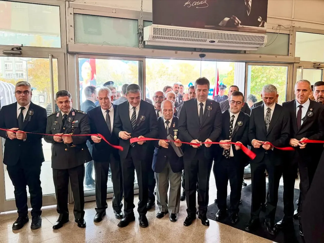 Çatalca'da 10 Kasım'a Özel Atatürk Resim Sergisi Büyük İlgi Gördü Çatalca'da 10 Kasım'a Özel Atatürk Resim Sergisi Büyük İlgi Gördü