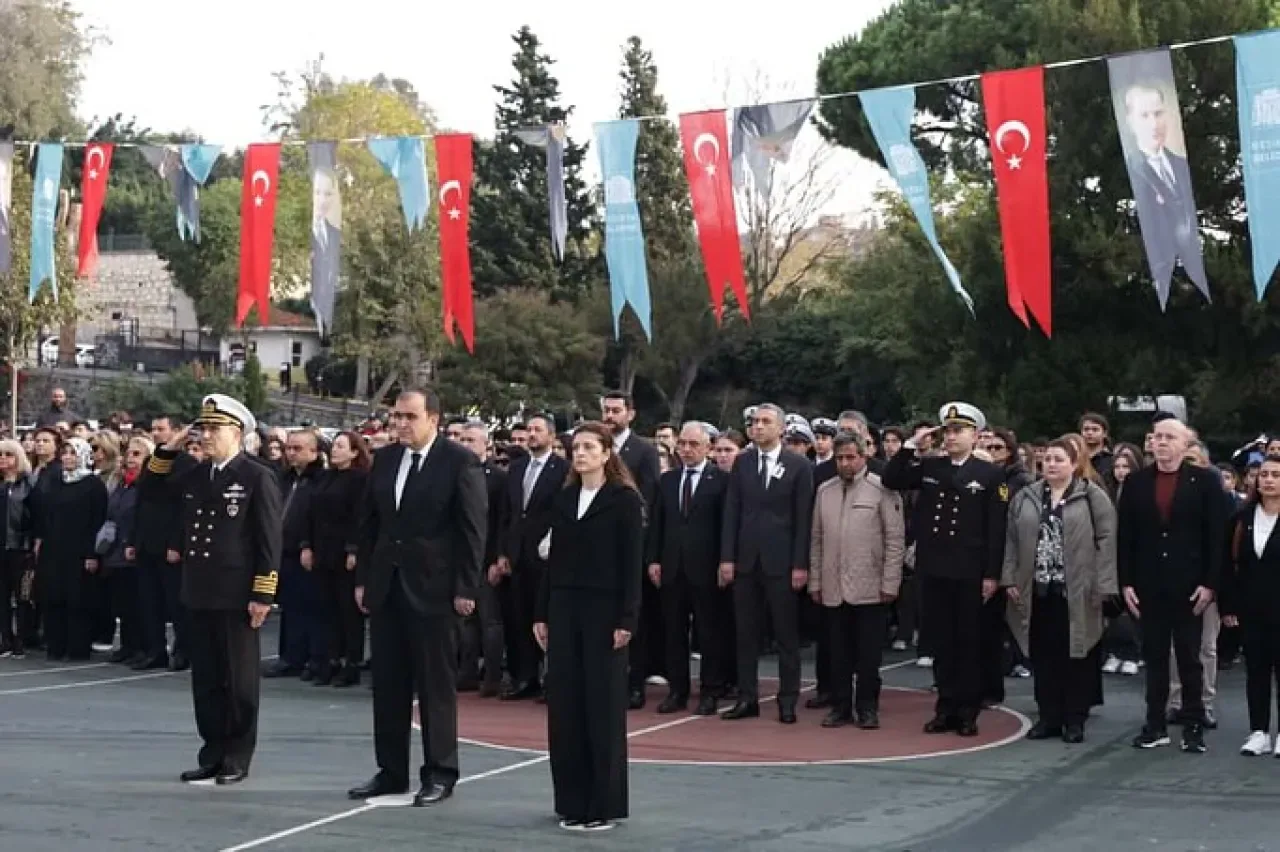 Beşiktaş'ta Atatürk'ü Anma Töreni Düzenlendi Beşiktaş'ta Atatürk'ü Anma Töreni Düzenlendi