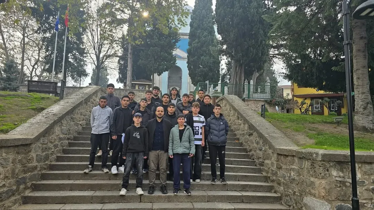 Bursa'da Öğrenciler Tarihi Yeşil Cami Külliyesi'ni Gezdi Bursa'da Öğrenciler Tarihi Yeşil Cami Külliyesi'ni Gezdi