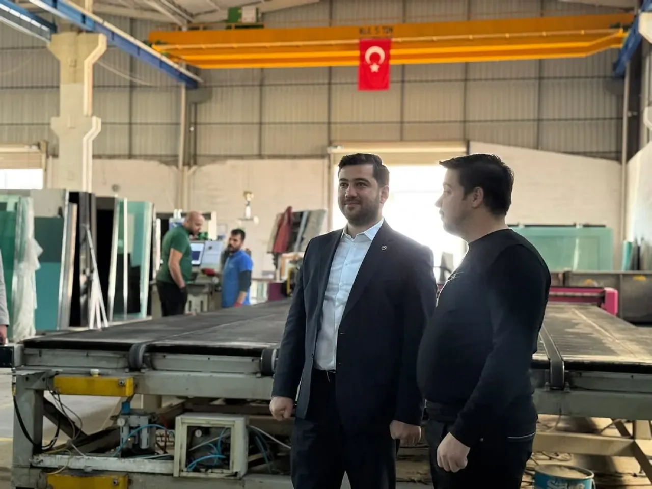 Gaziantep Milletvekili Bozatlı, Saydam Cam Fabrikasını Ziyaret Etti Gaziantep Milletvekili Bozatlı, Saydam Cam Fabrikasını Ziyaret Etti