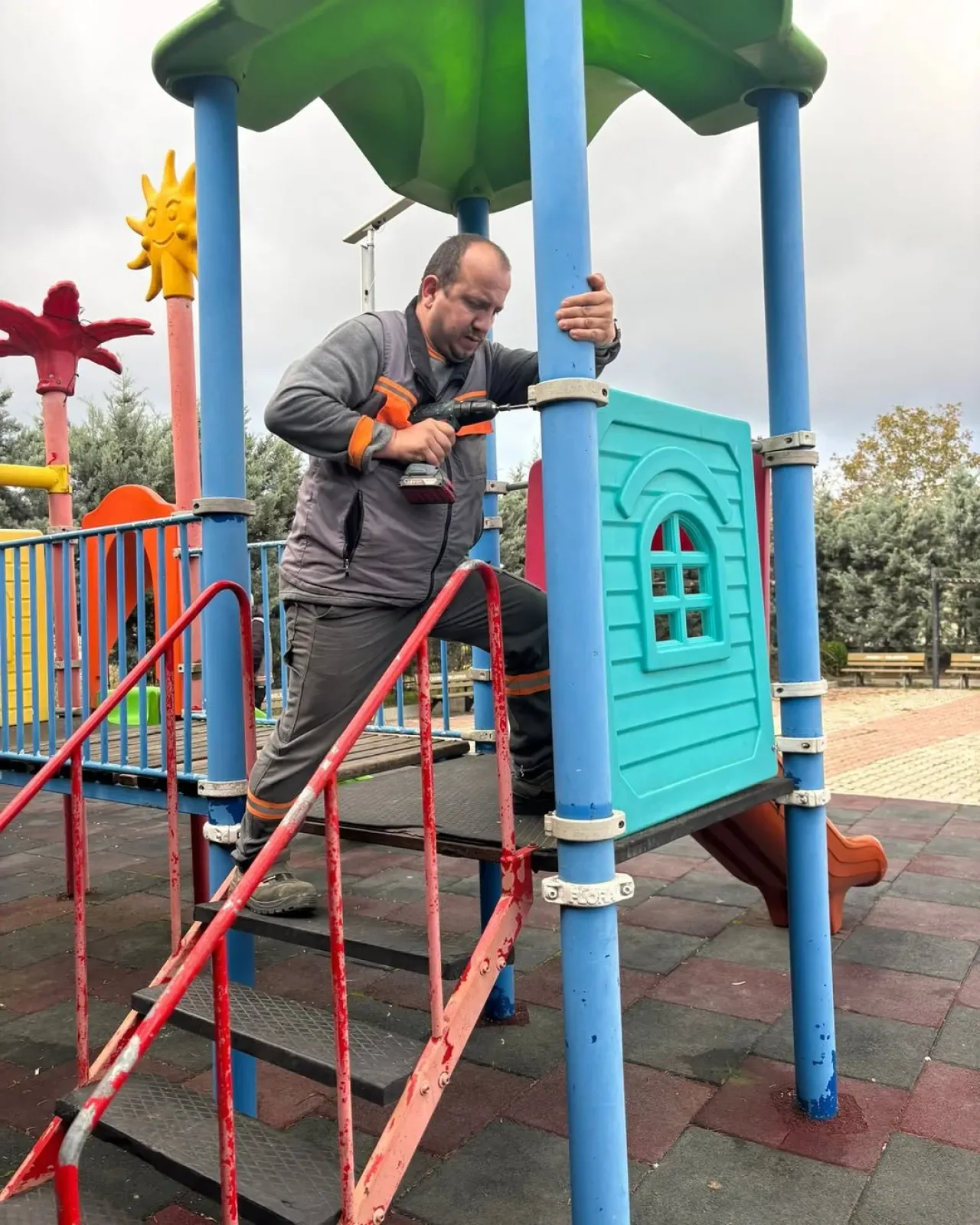 Çekmeköy'de Park ve Yeşil Alan Bakım Çalışmaları Tüm Hızıyla Sürüyor Çekmeköy'de Park ve Yeşil Alan Bakım Çalışmaları Tüm Hızıyla Sürüyor