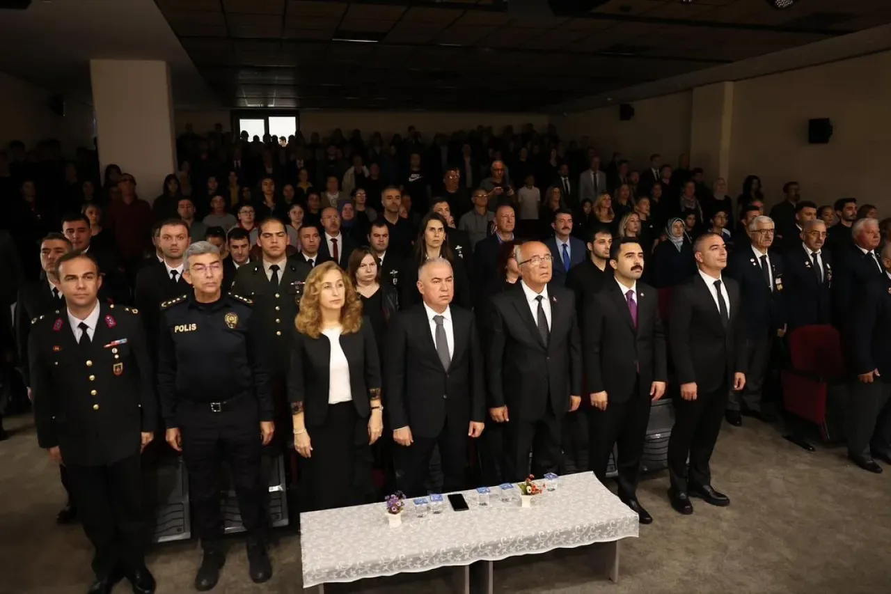 Şile'de Gençler 10 Kasım'da Atatürk'ü Andı Şile'de Gençler 10 Kasım'da Atatürk'ü Andı