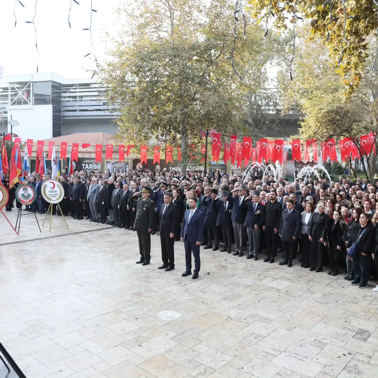 Kağıthane'de Atatürk İçin Çelenk Sunma Töreni Düzenlendi Kağıthane'de Atatürk İçin Çelenk Sunma Töreni Düzenlendi