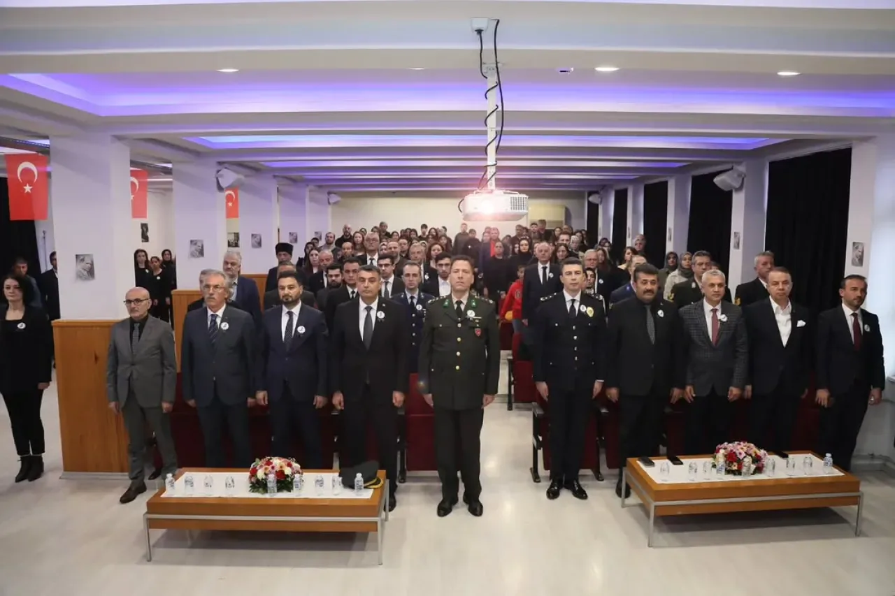 Kâğıthane'de 10 Kasım Atatürk'ü Anma Töreni Düzenlendi Kâğıthane'de 10 Kasım Atatürk'ü Anma Töreni Düzenlendi