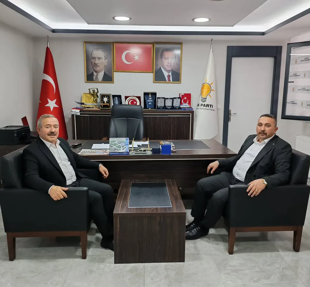 Akyurt'ta Siyasi İş Birliği Ziyareti: MHP İlçe Başkanı AK Parti'yi Ziyaret Etti Akyurt'ta Siyasi İş Birliği Ziyareti: MHP İlçe Başkanı AK Parti'yi Ziyaret Etti
