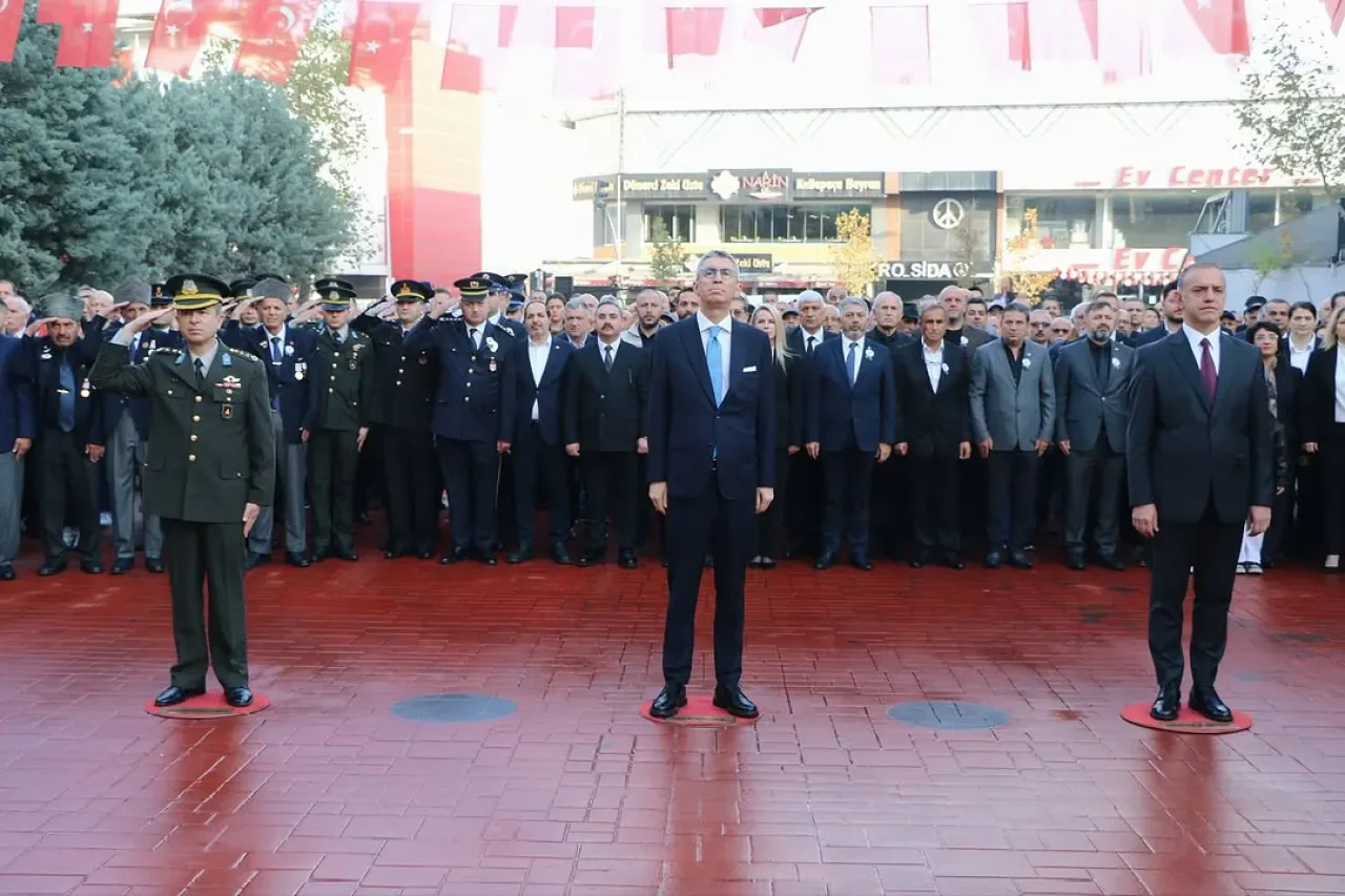 Sancaktepe'de 10 Kasım Atatürk'ü Anma Günü Çelenk Sunma Töreni Düzenlendi Sancaktepe'de 10 Kasım Atatürk'ü Anma Günü Çelenk Sunma Töreni Düzenlendi