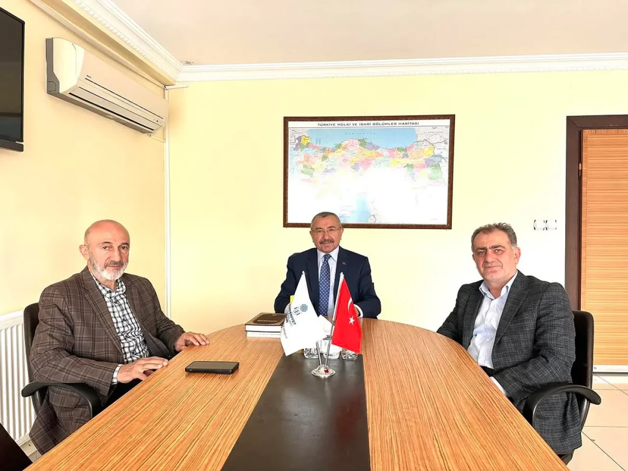 AK Partili İsmail Erdem'e Ziyaretler AK Partili İsmail Erdem'e Ziyaretler