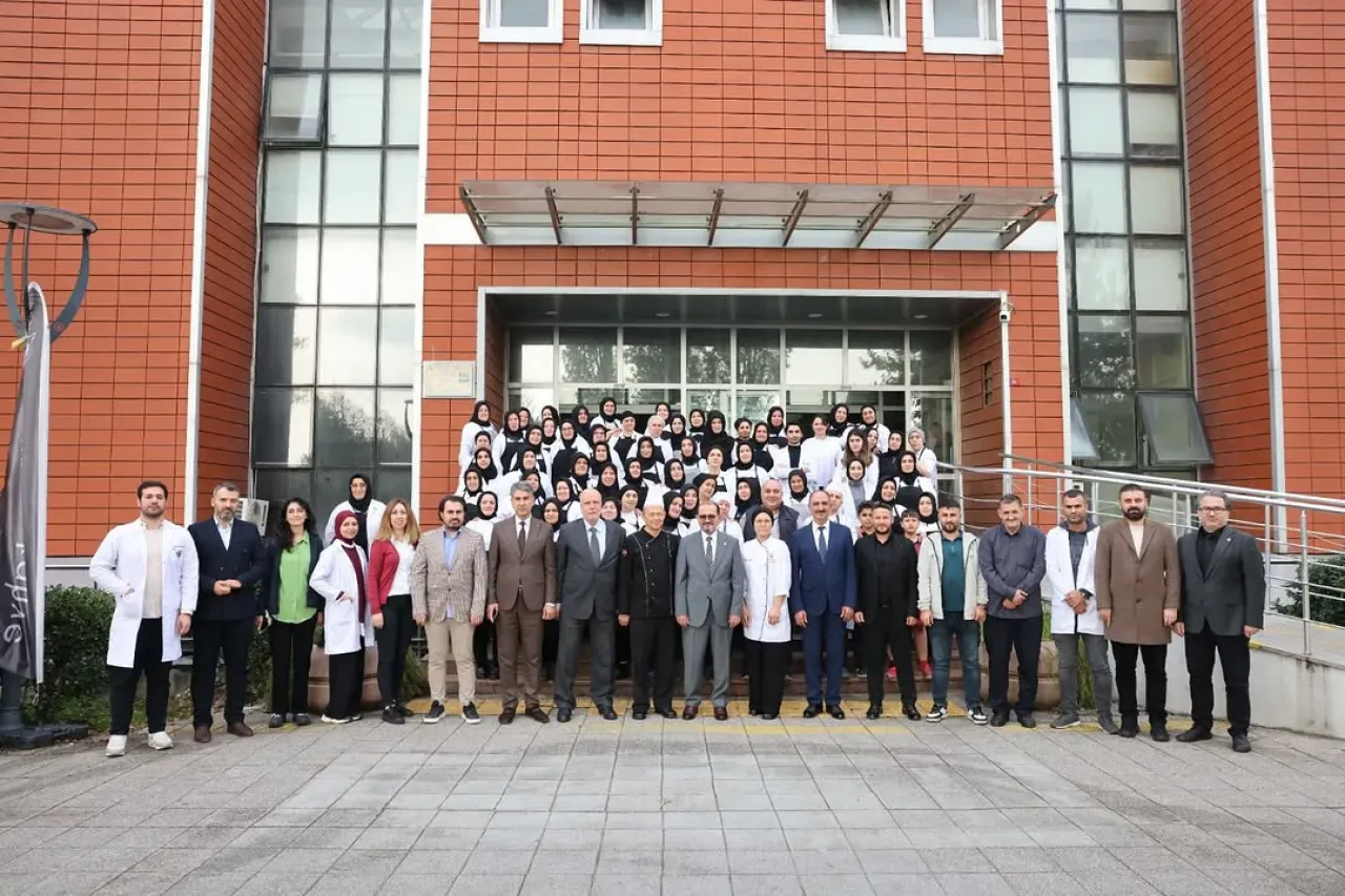 YTÜ Rektörü Prof. Dr. Eyüp Debik, Yemekhane Personeli ile Buluştu YTÜ Rektörü Prof. Dr. Eyüp Debik, Yemekhane Personeli ile Buluştu
