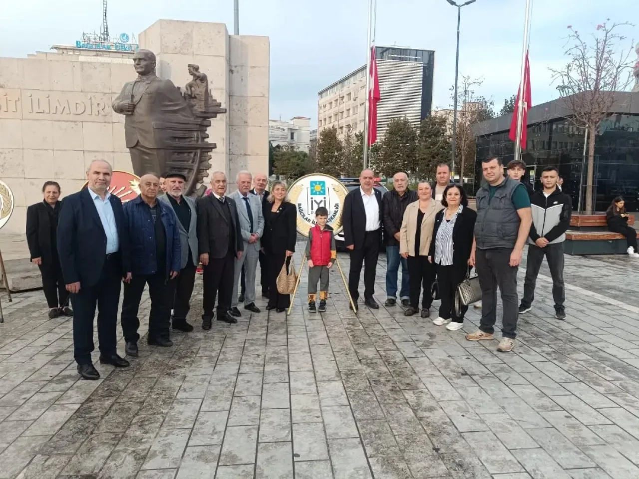 İYİ Parti Bağcılar İlçe Başkanı Erdem BERKCAN, 10 Kasım'da Atatürk Anıtı'na Çelenk Koydu İYİ Parti Bağcılar İlçe Başkanı Erdem BERKCAN, 10 Kasım'da Atatürk Anıtı'na Çelenk Koydu