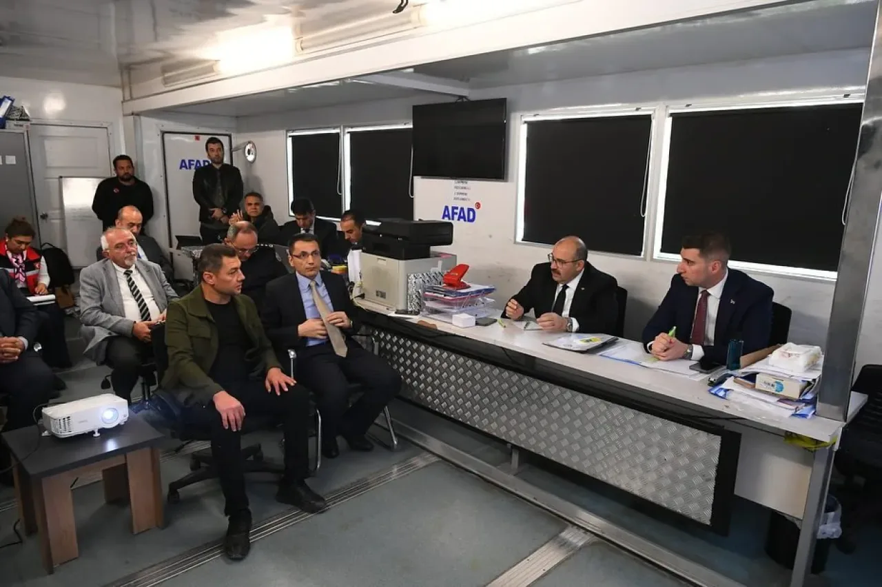 Sındırgı'da Deprem Sonrası Koordinasyon Toplantısı Yapıldı Sındırgı'da Deprem Sonrası Koordinasyon Toplantısı Yapıldı