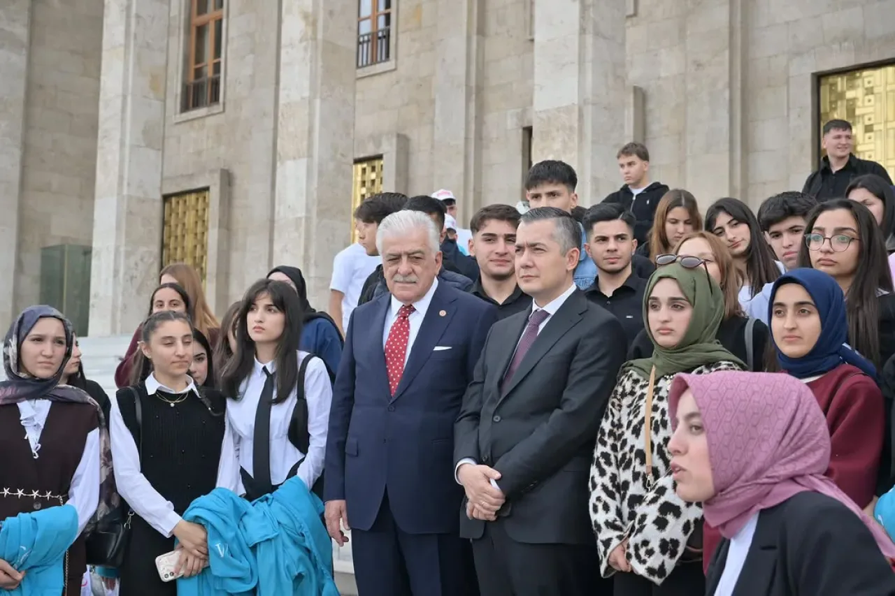 AK Partili Ayrım, Esenyurtlu Gençleri TBMM'de Ağırladı AK Partili Ayrım, Esenyurtlu Gençleri TBMM'de Ağırladı