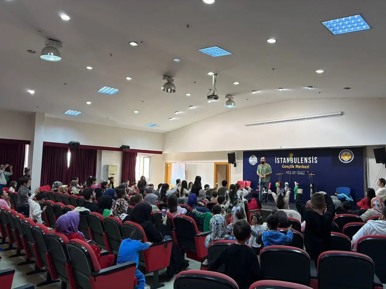 Sultanbeyli'de Ara Tatilde Çocuklar Kuklaların Dansı ile Eğlendi Sultanbeyli'de Ara Tatilde Çocuklar Kuklaların Dansı ile Eğlendi