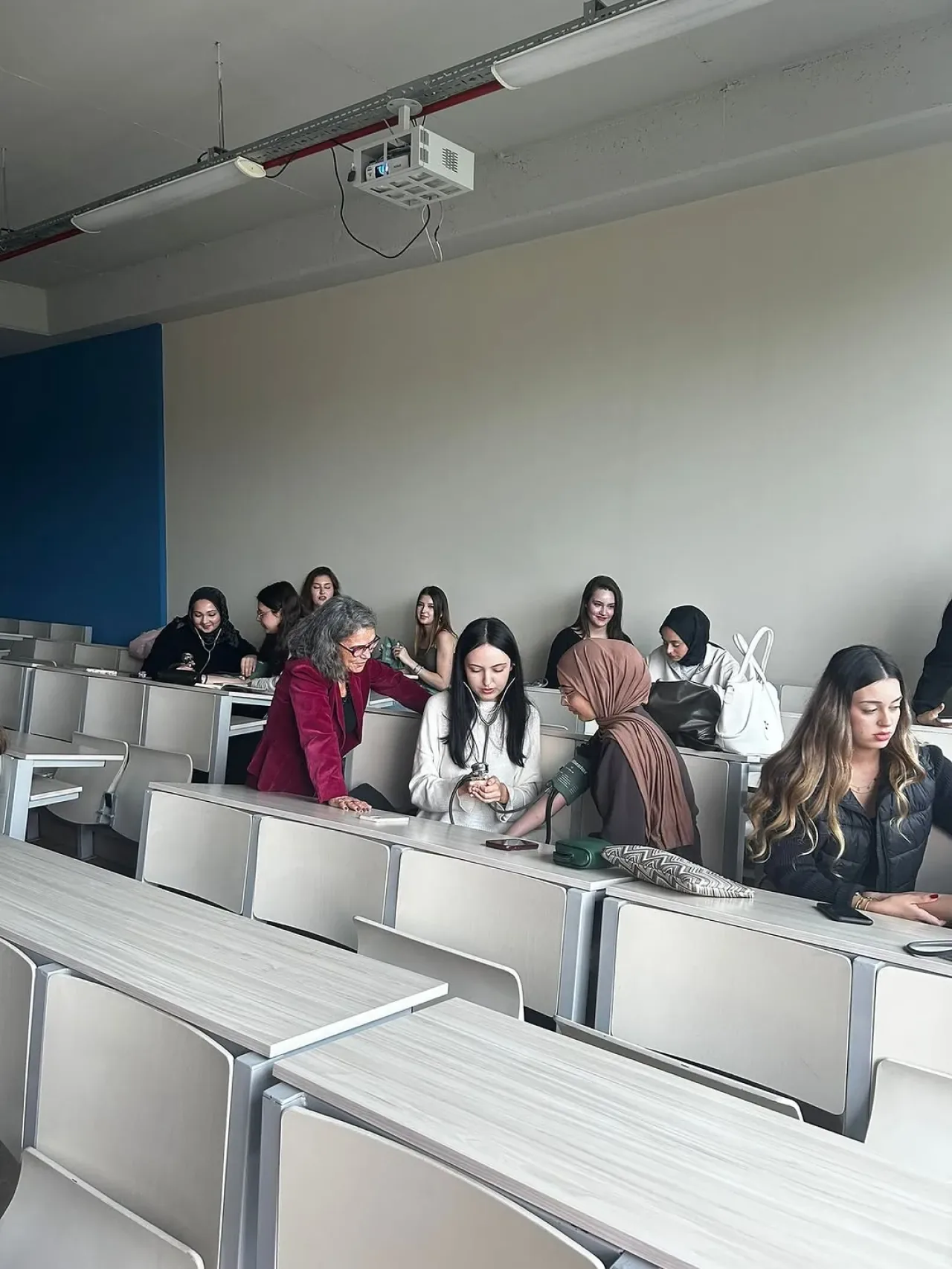 İstanbul Okan Üniversitesi'nde Diyaliz Programı Öğrencilerine Tansiyon Ölçüm Eğitimi İstanbul Okan Üniversitesi'nde Diyaliz Programı Öğrencilerine Tansiyon Ölçüm Eğitimi
