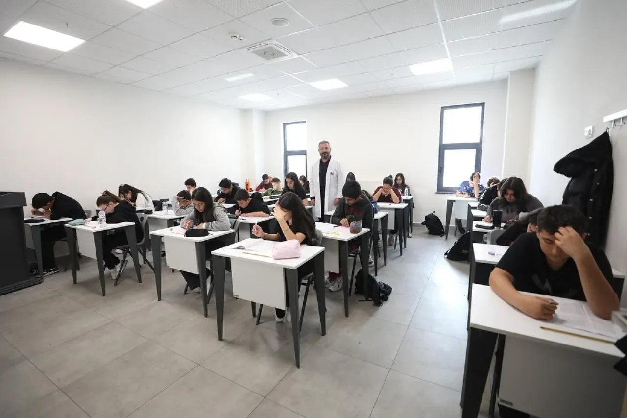 Yenimahalle'de Öğrencilere Ücretsiz Eğitim Desteği ve Öğretmenlere İstihdam Yenimahalle'de Öğrencilere Ücretsiz Eğitim Desteği ve Öğretmenlere İstihdam