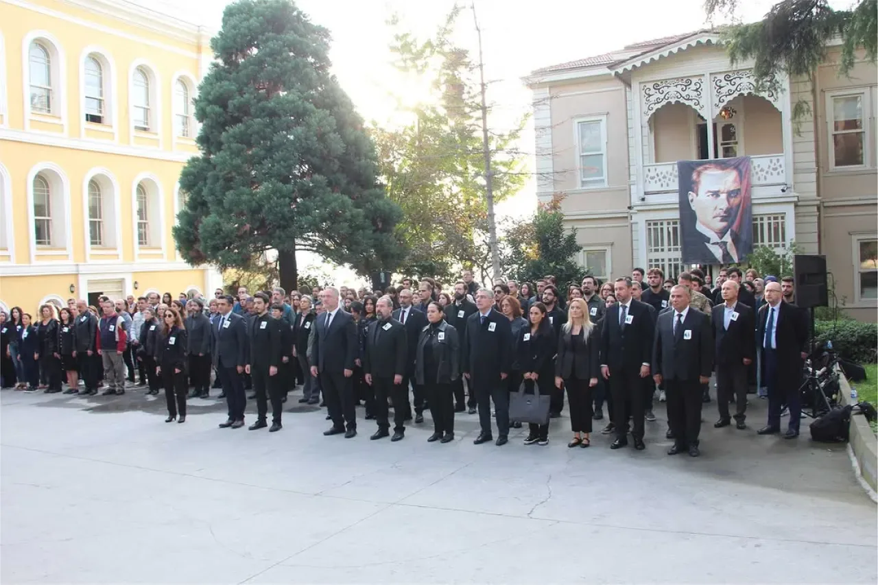 Galatasaray Üniversitesi'nde Atatürk'ü Anma Töreni ve Konferansı Düzenlendi Galatasaray Üniversitesi'nde Atatürk'ü Anma Töreni ve Konferansı Düzenlendi