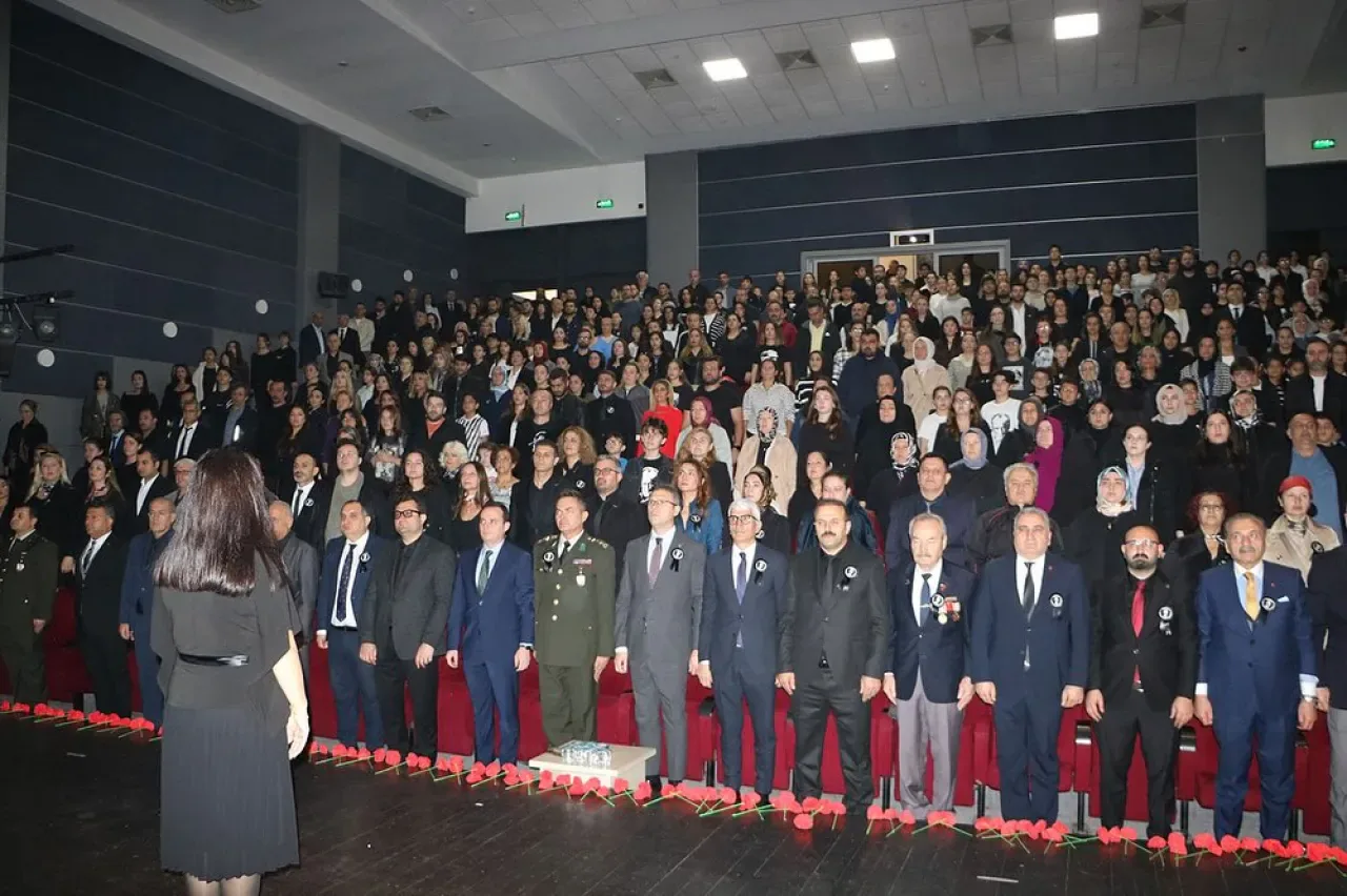 Avcılar'da 10 Kasım Atatürk'ü Anma Töreni Duygulandırdı Avcılar'da 10 Kasım Atatürk'ü Anma Töreni Duygulandırdı