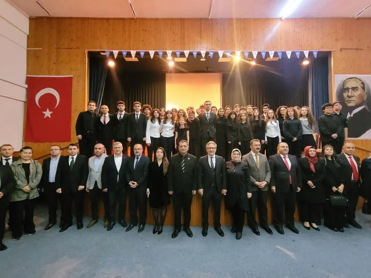 Fatih'te Atatürk Anma Programı Çemberlitaş Anadolu Lisesi'nde Gerçekleşti Fatih'te Atatürk Anma Programı Çemberlitaş Anadolu Lisesi'nde Gerçekleşti