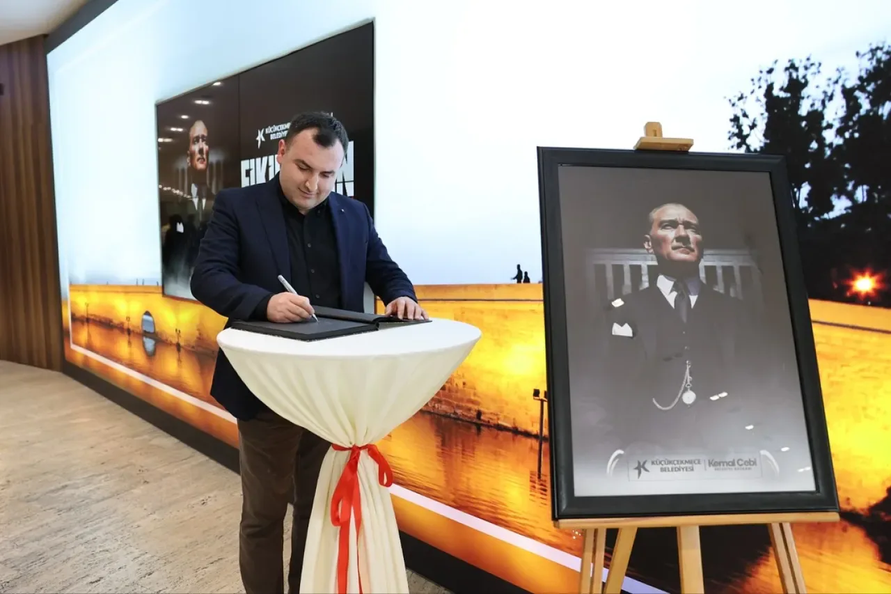 Küçükçekmece'de 10 Kasım'da Duygusal Anma: Atatürk Anı Defteri Küçükçekmece'de 10 Kasım'da Duygusal Anma: Atatürk Anı Defteri