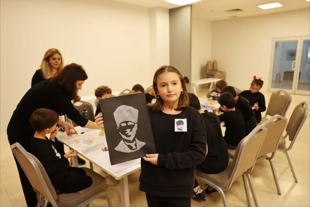 Küçükçekmece'de Atatürk Sevgi Çelengi ile Anıldı Küçükçekmece'de Atatürk Sevgi Çelengi ile Anıldı
