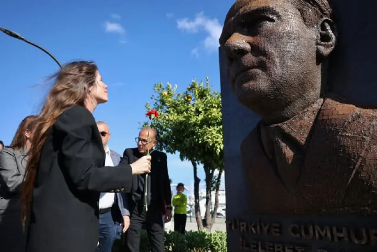 Çeşme'de Bin Parçalı Atatürk Heykeli Açıldı Çeşme'de Bin Parçalı Atatürk Heykeli Açıldı