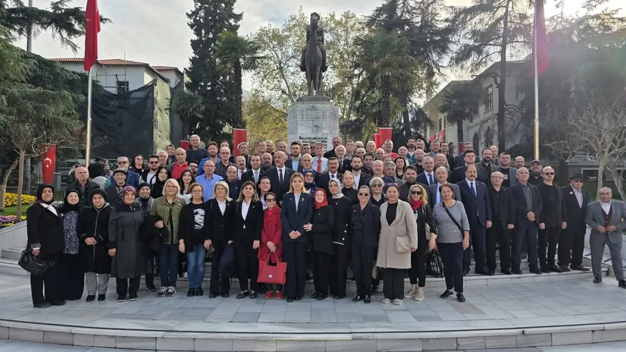İYİ Parti Bursa'da Atatürk'ü Anma Töreni Düzenledi İYİ Parti Bursa'da Atatürk'ü Anma Töreni Düzenledi