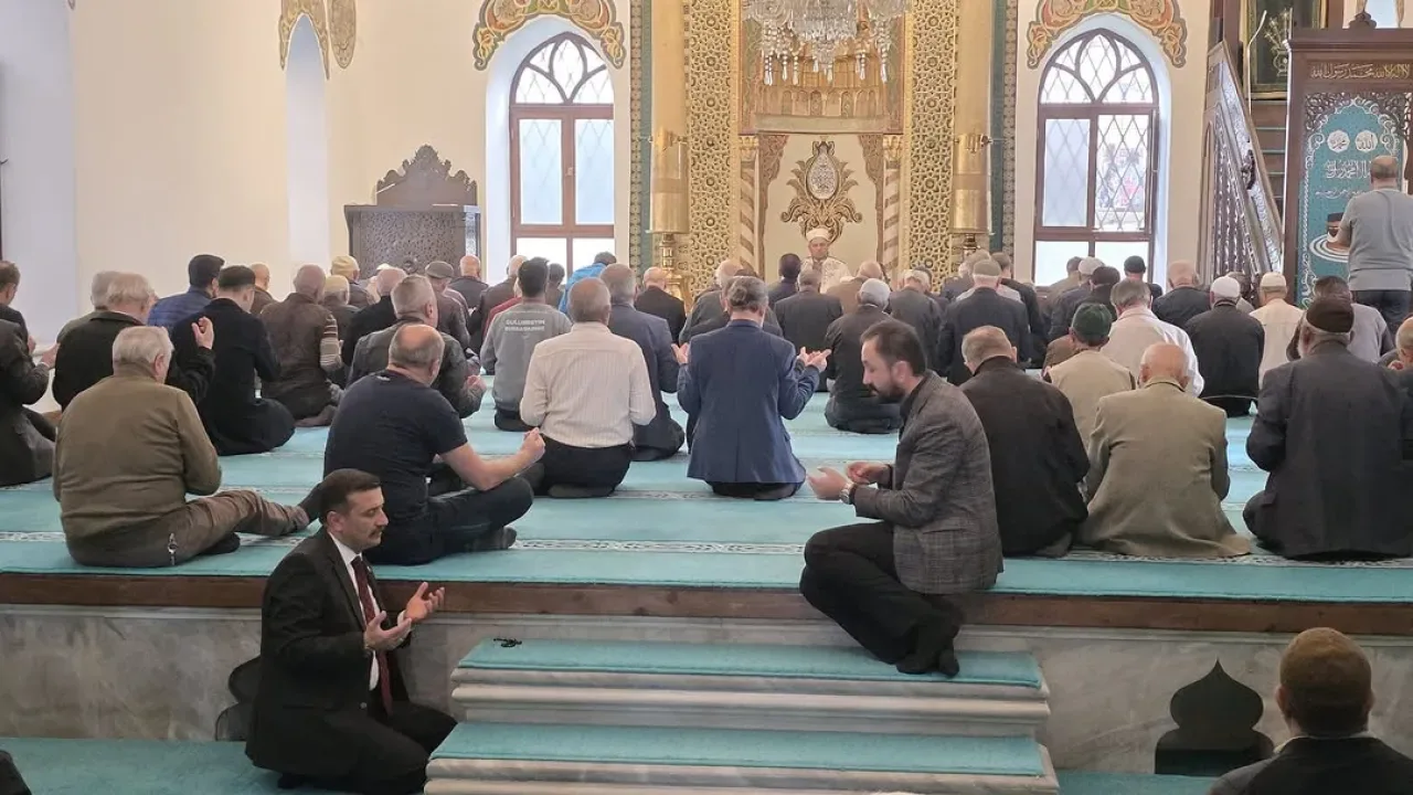 İYİ Parti Bursa'daki Mevlid-i Şerif Programına Katıldı İYİ Parti Bursa'daki Mevlid-i Şerif Programına Katıldı