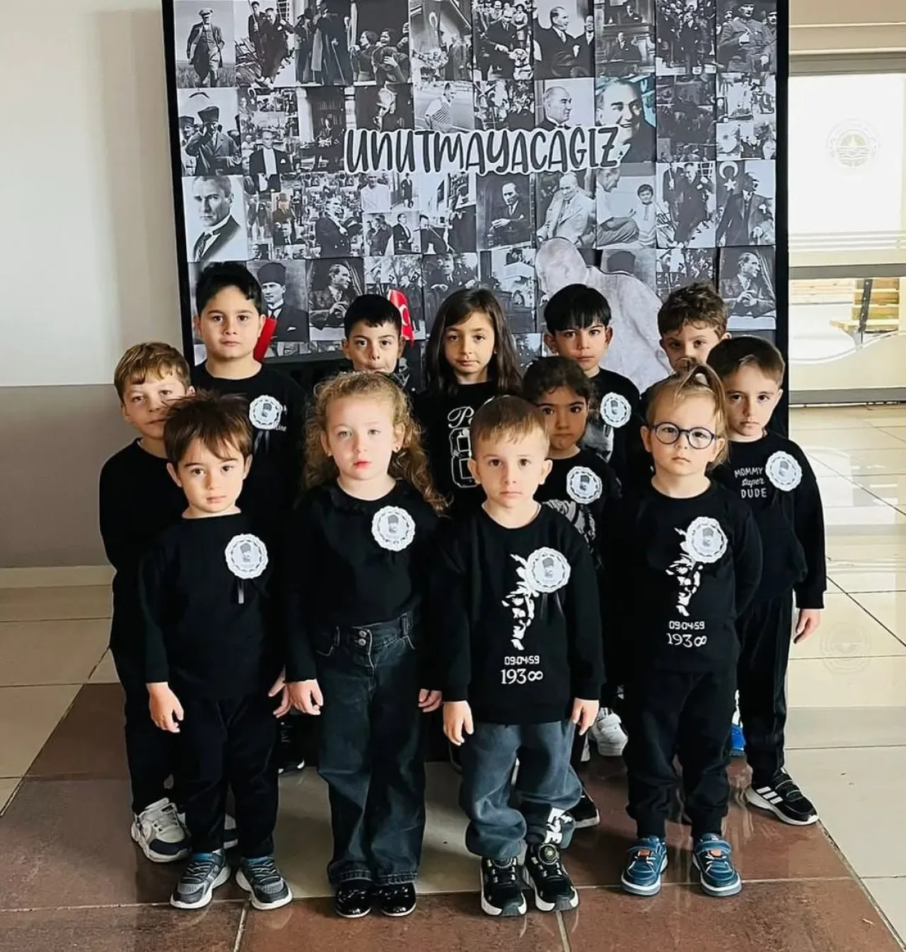 Gemlikli Miniklerden 10 Kasım'da Anlamlı Atatürk Anısı Gemlikli Miniklerden 10 Kasım'da Anlamlı Atatürk Anısı