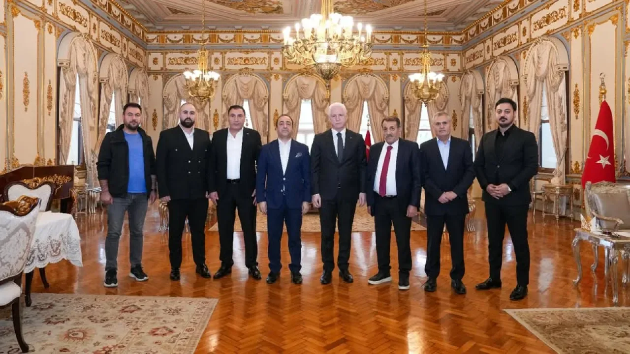 Bitlis Derneği Başkanı Feysel Yakşi, İstanbul Valisi Davut Gül'ü Ziyaret Etti Bitlis Derneği Başkanı Feysel Yakşi, İstanbul Valisi Davut Gül'ü Ziyaret Etti