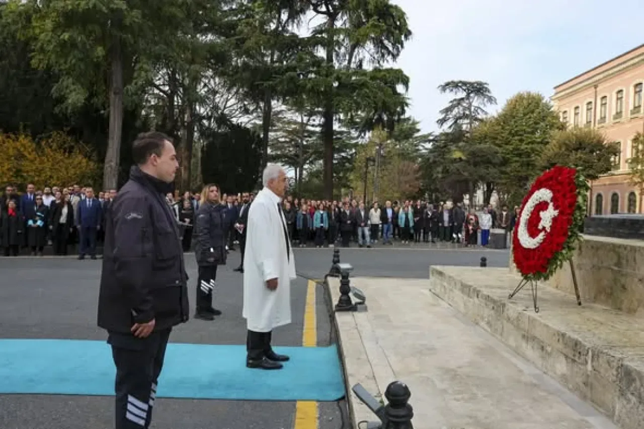 İstanbul Üniversitesi'nde Atatürk'ü Anma Töreni Düzenlendi İstanbul Üniversitesi'nde Atatürk'ü Anma Töreni Düzenlendi