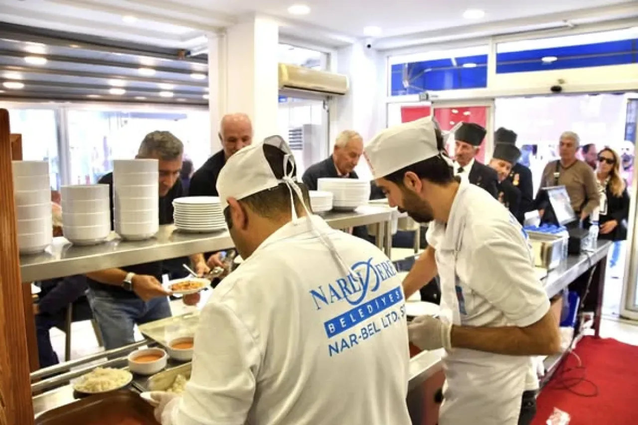 İzmir Narlıdere'de 10 Kasım'da Atatürk'ün Sevdiği Yemekler Ücretsiz İkram Edildi İzmir Narlıdere'de 10 Kasım'da Atatürk'ün Sevdiği Yemekler Ücretsiz İkram Edildi