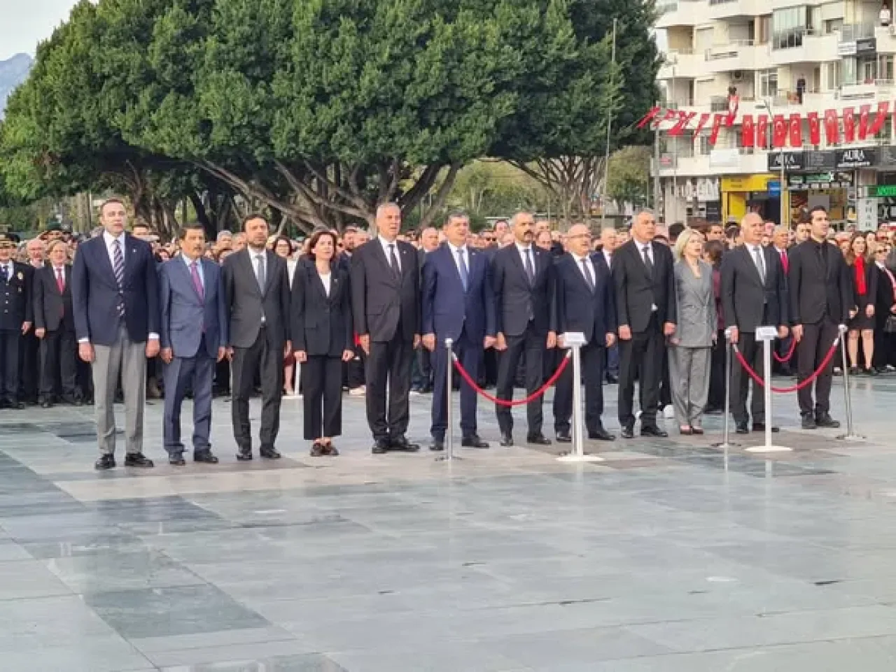 Antalya'da Atatürk'ü Anma Töreni Düzenlendi Antalya'da Atatürk'ü Anma Töreni Düzenlendi