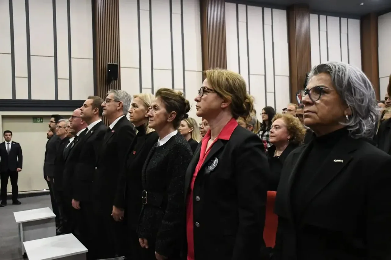 Balıkesir Kent Konseyi Başkanı Özden, CHP'nin 10 Kasım Atatürk'ü Anma Programına Katıldı Balıkesir Kent Konseyi Başkanı Özden, CHP'nin 10 Kasım Atatürk'ü Anma Programına Katıldı