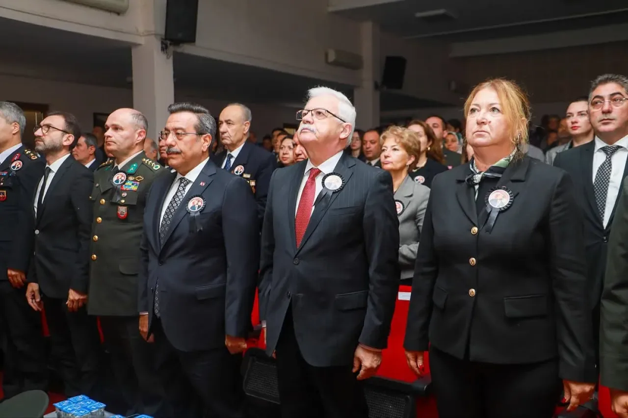 Burhaniye'de 10 Kasım Atatürk'ü Anma Töreni Duygu Dolu Anlara Sahne Oldu Burhaniye'de 10 Kasım Atatürk'ü Anma Töreni Duygu Dolu Anlara Sahne Oldu